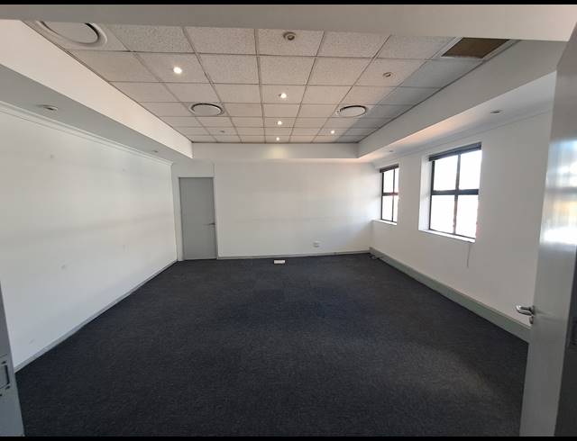 281M² OFFICE TO LET IN HYDE PARK